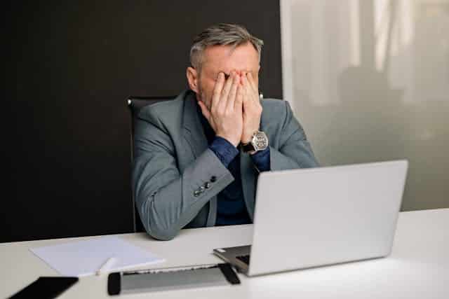 Stressed office worker: cortisol overload at work - lab-tested stress hacks for white-collar burnout